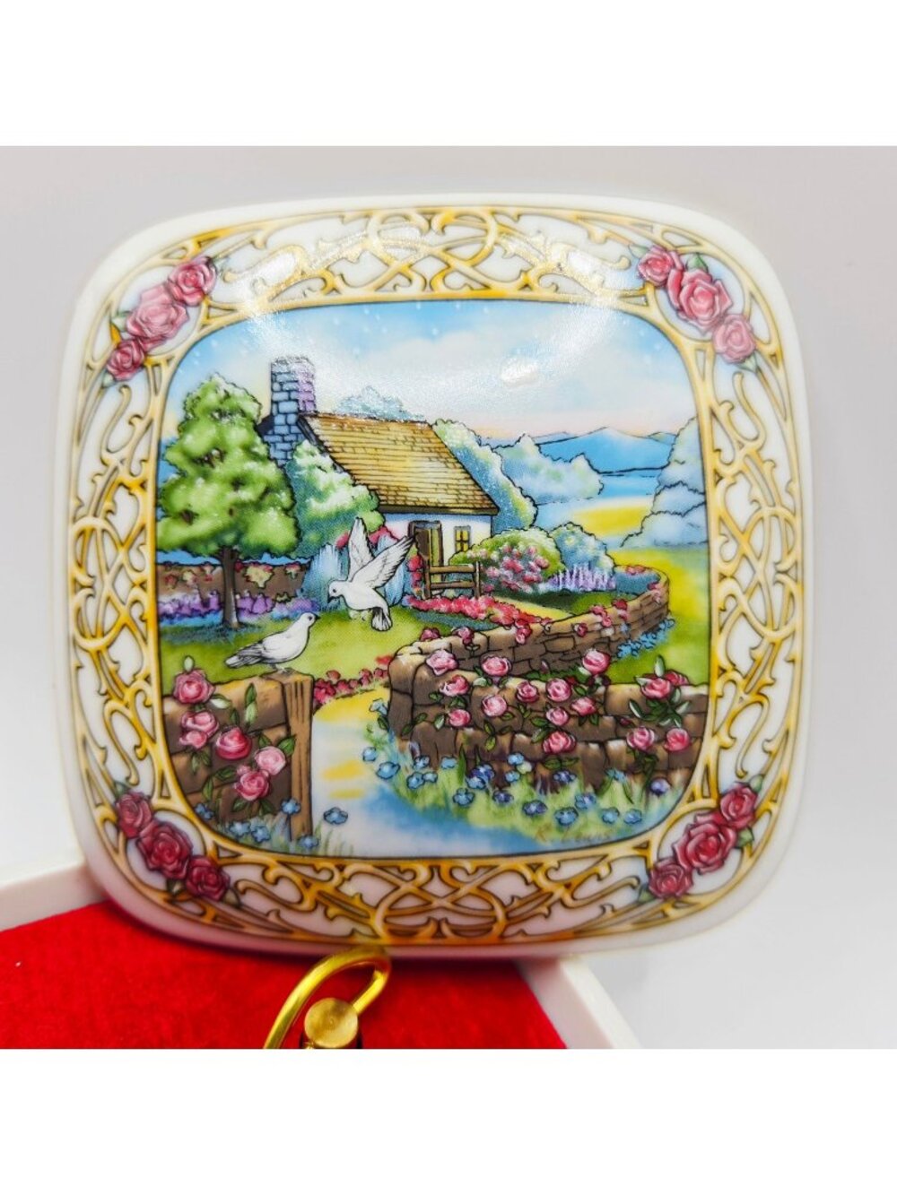 Serenades Star Dust Porcelain Music Box By Heritage House 1993 Cottage & Doves D